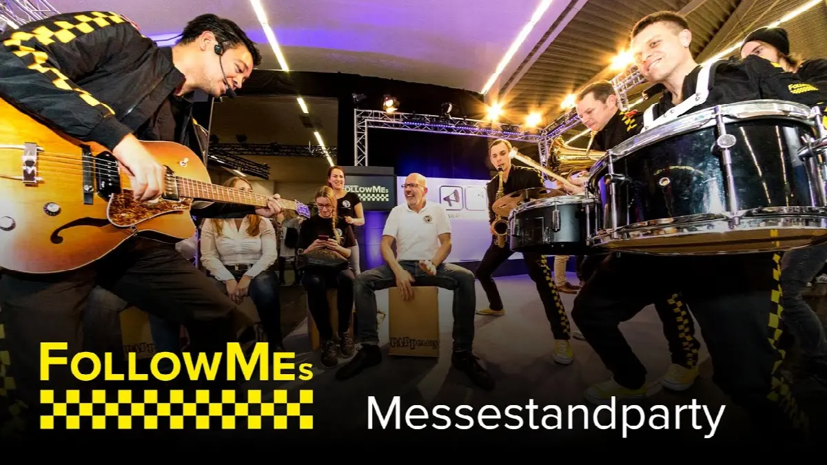 Live-Musik bei Messestandparty mit Band, Musiker, Publikum und Follow Me Branding.