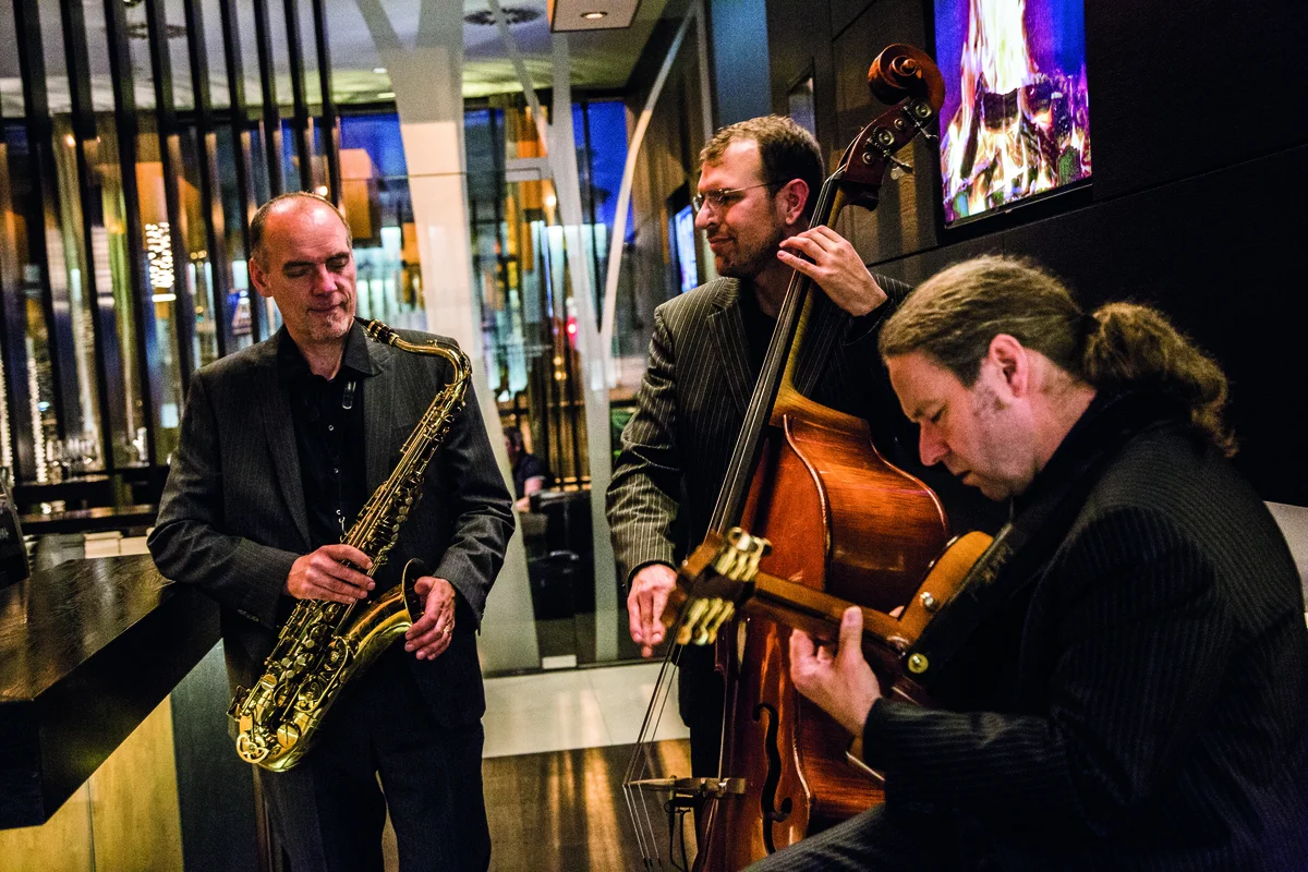 Jazz-Trio in eleganter Lounge-Atmosphäre mit Saxophon, Bass und Gitarre live performance.
