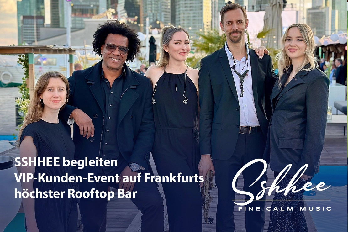 Exklusives VIP-Event auf Frankfurts Dachterrasse mit stilvollen Gästen und Blick auf die Skyline.